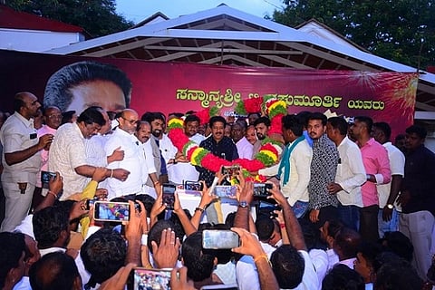  ಚಿತ್ರದುರ್ಗದಲ್ಲಿ ಬುಧವಾರ ಚಳ್ಳಕೆರೆ ಶಾಸಕ ಟಿ. ರಘುಮೂರ್ತಿ ಅವರ ಜನ್ಮದಿನಾಚರಣೆ ಅಂಗವಾಗಿ ಬೃಹತ್ ಸಂಖ್ಯೆಯಲ್ಲಿದ್ದ ಅಭಿಮಾನಿಗಳು ಶುಭ ಕೋರಿ ಸನ್ಮಾನಿಸಿದರು. ಪಿ. ರಘು, ಬಿ. ಕಾಂತರಾಜ್, ಅರುಣ್‌ಕುಮಾರ್, ದರ್ಶನ್, ಅಂಜಿನಪ್ಪ, ಡಿ. ಗೋಪಾಲಸ್ವಾಮಿ ನಾಯಕ ಇತರರಿದ್ದರು.