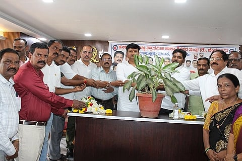  ಚಿತ್ರದುರ್ಗ ತಾಲೂಕು ಪ್ರಾಥಮಿಕ ಶಾಲಾ ಶಿಕ್ಷಕರ ಸಂಘದ ಪದಗ್ರಹಣ ಸಮಾರಂಭವನ್ನು ಶಾಸಕ ಕೆ.ಸಿ.ವೀರೇಂದ್ರ ಪಪ್ಪಿ ಉದ್ಘಾಟಿಸಿದರು. ಮಾಲತೇಶ ಮುದ್ದಜ್ಜಿ, ಎಂ.ಆರ್. ಮಂಜುನಾಥ್, ಮಹಂತೇಶ, ಪಿ.ಜೆ. ಗುರುನಾಥ್, ಶಿವಕುಮಾರ್ ಇತರರು ಇದ್ದರು.