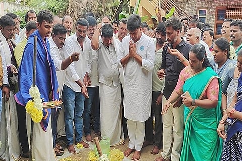  ಚಿತ್ರದುರ್ಗದ ಹೊರವಲಯದ ಮದಕರಿಪುರದಲ್ಲಿ ಶನಿವಾರ ಸಿಸಿ ರಸ್ತೆ ನಿರ್ಮಾಣಕ್ಕೆ ಶಾಸಕ ಕೆ.ಸಿ. ವೀರೇಂದ್ರಪಪ್ಪಿ ಭೂಮಿ ಪೂಜೆ ನೆರವೇರಿಸಿದರು. ತಾಪಂ ಇಒ ರವಿಕುಮಾರ್, ಸಂತೋಷ್, ನಾಗರಾಜ್, ಅಂಜಿನಪ್ಪ, ರಾಜೇಶ್ ಮದುರೆ ಇತರರು ಇದ್ದರು.