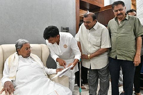  ಶಾಸಕ ಕೆ.ಸಿ.ವೀರೇಂದ್ರಪಪ್ಪಿ ಅವರು ಬುಧವಾರ ಬೆಂಗಳೂರಲ್ಲಿ ಸಿಎಂ ಸಿದ್ದರಾಮಯ್ಯ ಅವರನ್ನು ಭೇಟಿ ಮಾಡಿ ಚಿತ್ರದುರ್ಗ ತಾಲೂಕಿನ ೮ ಕೆರೆಗಳನ್ನು ಭದ್ರಾ ಮೇಲ್ದಂಡೆ ಯೋಜನೆ ವ್ಯಾಪ್ತಿಗೆ ಸೇರ್ಪಡೆ ಮಾಡುವಂತೆ ಮನವಿ ಮಾಡಿದರು. ನಟ ದೊಡ್ಡಣ್ಣ, ಸುರೇಶ್‌ಬಾಬು ಇದ್ದಾರೆ.