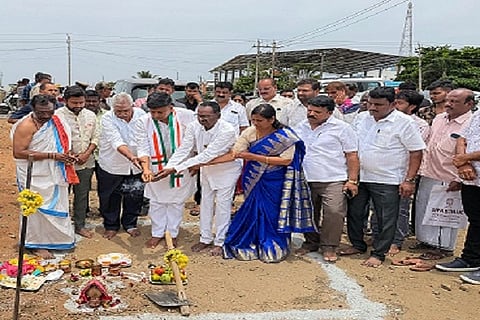 ಚಿತ್ರದುರ್ಗದ ಸಿದ್ದಾರ್ಥ ಬಡಾವಣೆಯ ಶ್ರೀ ಶನೈಶ್ಚರ ದೇವಾಲಯದ ಬಳಿ ಸಿಸಿ ರಸ್ತೆ ನಿರ್ಮಾಣಕ್ಕೆ ಶಾಸಕ ಕೆ.ಸಿ. ವೀರೇಂದ್ರಪಪ್ಪಿ ಭೂಮಿ ಪೂಜೆ ನೆರವೇರಿಸಿದರು. ಆರ್.ಶಿವಣ್ಣ, ಸಂತೋಷ್, ನಾಗರಾಜ್, ಕೆ.ಆರ್. ಉಮೇಶ್, ಶರತ್, ತಾರಕೇಶ್ವರಿ ಇದ್ದರು.