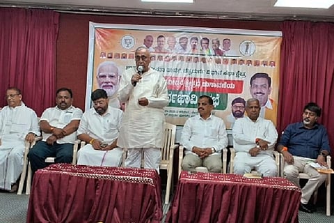  ವಿಧಾನ ಪರಿಷತ್ ಆಗ್ನೇಯ ಪದವೀಧರ ಕ್ಷೇತ್ರದ ಚುನಾವಣೆ ಸಿದ್ಧತಾ ಸಭೆಯಲ್ಲಿ ಜಿ.ಎಚ್. ತಿಪ್ಪಾರೆಡ್ಡಿ, ಎಸ್.ಕೆ. ಬಸವರಾಜನ್, ಕೇಶವಪ್ರಸಾದ್, ಕೆ.ಎಸ್. ನವೀನ್, ಡಿ.ಎಸ್.ಅರುಣ್, ಡಾ. ಶಿವಯೋಗಿ ಸ್ವಾಮಿ, ಕೆ.ಟಿ.ಕುಮಾರಸ್ವಾಮಿ ಇತರರು ಇದ್ದರು.