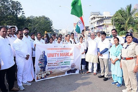 ಸರ್ದಾರ್ ವಲ್ಲಭಾಯಿ ಪಟೇಲ್ ಅವರ ೧೫೦ನೇ ಜನ್ಮ ದಿನಾಚರಣೆ ಅಂಗವಾಗಿ ಚಿತ್ರದುರ್ಗದಲ್ಲಿ ಬುಧವಾರ ಏರ್ಪಡಿಸಿದ್ದ ಏಕತಾ ನಡಿಗೆಗೆ ಸಂಸದ ಗೋವಿಂದ ಎಂ. ಕಾರಜೋಳ ಚಾಲನೆ ನೀಡಿದರು. ಎಡಿಸಿ ಬಿ.ಟಿ. ಕುಮಾರಸ್ವಾಮಿ, ಡಿವೈಎಸ್‌ಪಿ ಪಿ.ಕೆ. ದಿನಕರ್, ಸ್ನೇಹಲತಾ, ಕೆ.ಟಿ. ಕುಮಾರಸ್ವಾಮಿ, ಮಾಧುರಿಗಿರೀಶ್, ಮುರುಳಿ, ಸಂಪತ್‌ಕುಮಾರ್, ರೇಖಾ ಇತರರು ಇದ್ದರು.