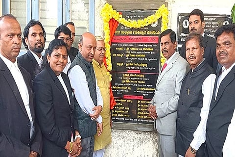 ಚಿತ್ರದುರ್ಗದಲ್ಲಿ ಶನಿವಾರ ವಕೀಲರ ಸಂಘದ ನೂತನ ಕಂಪ್ಯೂಟರ್ ಕೊಠಡಿಯನ್ನು ಗೋವಿಂದ ಎಂ. ಕಾರಜೋಳ ಉದ್ಘಾಟಿಸಿದರು. ರೋಣ ವಾಸುದೇವ, ಎಚ್.ಎಸ್. ಮಹೇಶ್ವರಪ್ಪ, ವೀರಣ್ಣ ಸೋಮಶೇಖರ್, ಗಂಗಾಧರ ಚನ್ನಬಸಪ್ಪ ಹಡಪದ್, ಕೆ.ಎಸ್. ಸಾವಿತ್ರಮ್ಮ ಇತರರಿದ್ದರು.