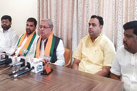 ಚಿತ್ರದುರ್ಗದಲ್ಲಿ ಶುಕ್ರವಾರ ಸಂಸದ ಗೋವಿಂದ ಎಂ.ಕಾರಜೋಳ ಪತ್ರಿಕಾಗೋಷ್ಠಿಯಲ್ಲಿ ಮಾತನಾಡಿದರು. ಕೆ.ಟಿ.ಕುಮಾರಸ್ವಾಮಿ, ಮೋಹನ್, ಹನುಮಂತೇಗೌಡ, ಡಾ.ಸಿದ್ದಾರ್ಥಗುಂಡಾರ್ಪಿ ಇತರರಿದ್ದರು. 