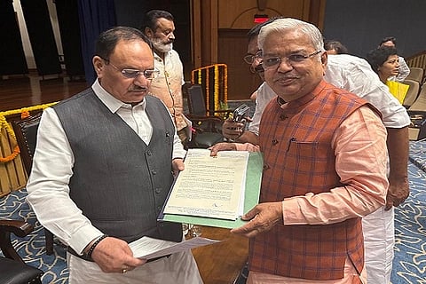  ಚಿತ್ರದುರ್ಗ ಸರ್ಕಾರಿ ಮೆಡಿಕಲ್ ಕಾಲೇಜಿಗೆ ಪಿಜಿ ಕೋರ್ಸ್ಗಳನ್ನು ಮಂಜೂರು ಮಾಡುವಂತೆ ಕೋರಿ ಲೋಕಸಭಾ ಸದಸ್ಯ ಗೋವಿಂದ ಎಂ.ಕಾರಜೋಳ ಅವರು ಕೇಂದ್ರ ಆರೋಗ್ಯ ಸಚಿವ ಜೆ.ಪಿ.ನಡ್ಡಾ ಅವರಿಗೆ ಮನವಿ ಸಲ್ಲಿಸಿದರು. 