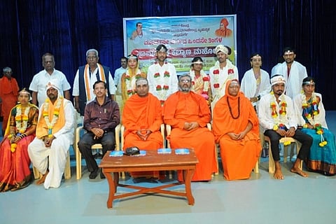  ಚಿತ್ರದುರ್ಗದಲ್ಲಿ ಸೋಮವಾರ ಆಯೋಜಿಸಿದ್ದ ಸಾಮೂಹಿಕ ಕಲ್ಯಾಣ ಮಹೋತ್ಸವದಲ್ಲಿ ಡಾ. ಶ್ರೀ ಬಸವಕುಮಾರ ಸ್ವಾಮೀಜಿ, ಡಾ. ಶ್ರೀ ಬಸವಪ್ರಭು ಸ್ವಾಮೀಜಿ, ಶ್ರೀ ಬಸವ ಮುರುಘೇಂದ್ರ ಸ್ವಾಮೀಜಿ, ಡಾ. ಮಹಮ್ಮದ್ ಖಾಸಿಂ ಇತರರು ಇದ್ದರು.