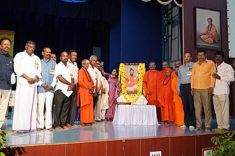  ಚಿತ್ರರ್ದು ಮುರುಘಾ ಮಠದಲ್ಲಿ ಮಂಗಳವಾರ ಯುಗಾದಿ ಹಬ್ಬದ ಪ್ರಯುಕ್ತ ಆಯೋಜಿಸಿದ್ದ ರಾಜ್ಯಮಟ್ಟದ ಕವಿಗೋಷ್ಠಿಯಲ್ಲಿ ಡಾ. ಬಸವಕುಮಾರ ಸ್ವಾಮೀಜಿ, ಡಾ. ಬಸವಪ್ರಭು ಸ್ವಾಮೀಜಿ, ಶ್ರೀ ಬಸವಮೂರ್ತಿ ಮಾದಾರ ಚೆನ್ನಯ್ಯ ಸ್ವಾಮೀಜಿ ಇತರರು ಇದ್ದರು.