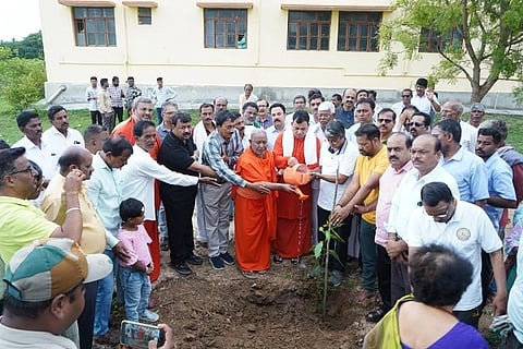 ಚಿತ್ರದುರ್ಗ ತಾಲೂಕು ಲಕ್ಷಿ÷್ಮÃಸಾಗರದಲ್ಲಿ ಶನಿವಾರ ಮುರುಘಾಮಠ ಆಯೋಜಿಸಿದ್ದ ಸಸಿ ನೆಡುವ ಸಪ್ತಾಹದಲ್ಲಿ ಶಿವಲಿಂಗಾನAದ ಸ್ವಾಮೀಜಿ, ಬಸವಕುಮಾರ ಸ್ವಾಮೀಜಿ, ಶಿವಯೋಗಿ ಸಿ.ಕಳಸದ್, ಜಿ.ಗೋಪ್ಯಾನಾಯ್ಕ್, ಎಸ್.ಎನ್. ಚಂದ್ರಶೇಖರ್ ಇತರರಿದ್ದರು.