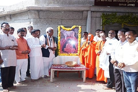ಚಿತ್ರದುರ್ಗದಲ್ಲಿ ಬುಧವಾರ ಆಯೋಜಿಸಿದ್ದ ಶ್ರೀ ಯಡಿಯೂರು  ತೋಂಟದ ಸಿದ್ಧಲಿಂಗ ಯತಿಗಳ ಜಯಂತ್ಯುತ್ಸವದಲ್ಲಿ ಡಾ.ಬಸವ ಕುಮಾರ ಸ್ವಾಮೀಜಿ, ಬಸವ ಮುರುಘೇಂದ್ರ ಸ್ವಾಮೀಜಿ, ಗೋವಿಂದ ಸ್ವಾಮೀಜಿ ಇತರರು ಇದ್ದರು.