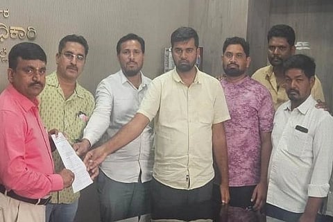 ಹಳೆ ವಾಹನಗಳ ಫಿಟ್ನೆಸ್ ನವೀಕರಣ ಶುಲ್ಕ ಹೆಚ್ಚಳ ಹಿಂಪಡೆಯುವುದು ಸೇರಿ ವಿವಿಧ ಬೇಡಿಕೆಗಳ ಈಡೇರಿಕೆಗೆ ಕೇಂದ್ರ ಸರ್ಕಾರವನ್ನು ಒತ್ತಾಯಿಸಿ ಜಿ¯್ಲÁ ಟ್ರಕ್ಕರ್ಸ್ ಅಸೋಸಿಯೇಷನ್‌ನ ಪದಾಽಕಾರಿಗಳು ಚಿತ್ರದುರ್ಗದಲ್ಲಿ ಗುರುವಾರ ಎಡಿಸಿ ಬಿ.ಟಿ. ಕುಮಾರಸ್ವಾಮಿ ಅವರಿಗೆ ಮನವಿ ಸಲ್ಲಿಸಿದರು.
