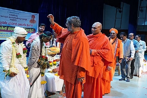ಚಿತ್ರದುರ್ಗದ ಮುರುಘಾಮಠದಲ್ಲಿ ಬುಧವಾರ ಆಯೋಜಿಸಿದ್ದ ಸಾಮೂಹಿಕ ಕಲ್ಯಾಣ ಮಹೋತ್ಸವದಲ್ಲಿ ನವ ವಧು-ವರರಿಗೆ ಬಸವಕುಮಾರ ಸ್ವಾಮೀಜಿ, ಬಸವಪ್ರಭು ಸ್ವಾಮೀಜಿ, ಬಸವನಾಗಿದೇವ ಸ್ವಾಮೀಜಿ ಆಶೀರ್ವದಿಸಿದರು. ಡಾ.ಕೆ.ಬಿ. ಗುಡಸಿ ಇದ್ದರು.