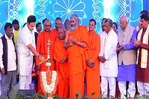 ಚಿತ್ರದುರ್ಗದ ಶಿವಶರಣ ಮಾದಾರ ಚನ್ನಯ್ಯ ಗುರುಪೀಠದಲ್ಲಿ ಆದಿಶಕ್ತಿ ಶ್ರೀ ಮಾತಂಗೇಶ್ವರಿ ನೂತನ ದೇಗುಲ ನಿರ್ಮಾಣ ಕಾರ್ಯಕ್ಕೆ ಯದುವೀರ ಕೃಷ್ಣದತ್ತ ಒಡೆಯರ್ ಚಾಲನೆ ನೀಡಿದರು. ನಿರಂಜನಾನAದಪುರಿ ಸ್ವಾಮೀಜಿ, ಬಸವಮೂರ್ತಿ ಮಾದಾರ ಚನ್ನಯ್ಯ ಸ್ವಾಮೀಜಿ, ಶಿವಲಿಂಗಾನAದ ಸ್ವಾಮೀಜಿ, ಷಡಕ್ಷರಿಮುನಿ ಸ್ವಾಮೀಜಿ, ಬಸವ ಹರಳಯ್ಯ ಸ್ವಾಮೀಜಿ, ಪೂರ್ಣಾನಂದ ಭಾರತಿ ಸ್ವಾಮೀಜಿ, ಕೆ.ಎಚ್. ಮುನಿಯಪ್ಪ, ಜಿ.ಎಂ. ಸಿದ್ದೇಶ್ವರ್, ಬಿ.ಎನ್. ಚಂದ್ರಪ್ಪ, ದುರ್ಯೋಧನ ಐಹೊಳೆ, ಕೆ.ಎಸ್. ನವೀನ್, ತಿಮ್ಮರಾಯಪ್ಪ, ಎಸ್.ಕೆ. ಬಸವರಾಜನ್ ಇತರರಿದ್ದರು.