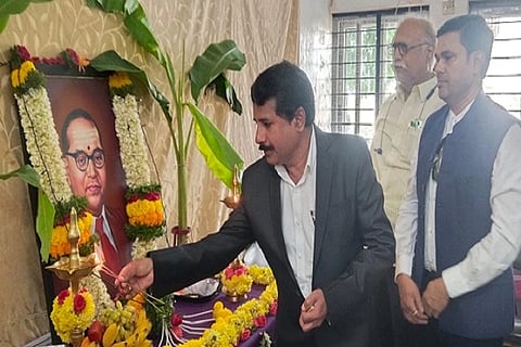 ಚಿತ್ರದುರ್ಗ ವೈದ್ಯಕೀಯ ಕಾಲೇಜು ಮತ್ತು ಸಂಶೋಧನಾ ಸಂಸ್ಥೆಯಲ್ಲಿ ಮಂಗಳವಾರ ಏರ್ಪಡಿಸಿದ್ದ ಡಾ.ಬಿ.ಆರ್.ಅಂಬೇಡ್ಕರ್ ಅವರ ಜನ್ಮ ದಿನಾಚರಣೆಯಲ್ಲಿ ಸಂಸ್ಥೆ ನಿರ್ದೇಶಕ ಡಾ.ಬಿ.ವೈ.ಯುವರಾಜ್, ಡಿ.ಎಸ್.ಡಾ.ಎಸ್.ಪಿ.ರವೀಂದ್ರ, ಆರ್‌ಎಂಒ ಡಾ.ಆನಂದ ಪ್ರಕಾಶ್ ಇದ್ದರು.