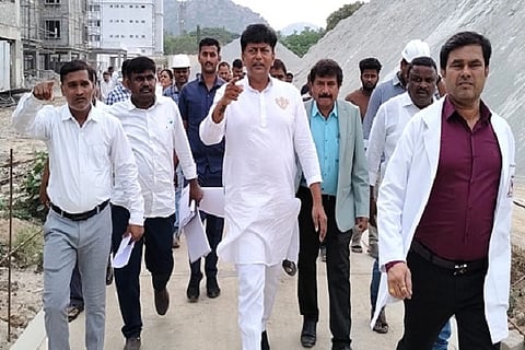 ಚಿತ್ರದುರ್ಗದ ಜಿಲ್ಲಾಸ್ಪತ್ರೆ ಆವರಣದಲ್ಲಿ ನಿರ್ಮಾಣವಾಗುತ್ತಿರುವ ವೈದ್ಯಕೀಯ ಕಾಲೇಜಿನ ಕಾಮಗಾರಿಯನ್ನು ಶನಿವಾರ ಕೆ.ಸಿ. ವೀರೇಂದ್ರ ಪಪ್ಪಿ ವೀಕ್ಷಿಸಿದರು. ಡಾ.ಯುವರಾಜ್, ಡಾ.ರವೀಂದ್ರ ಇತರರಿದ್ದರು.