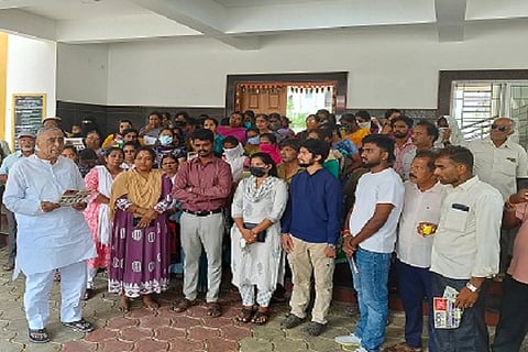 ಖಾಸಗಿ ಕಂಪನಿಯೊAದರಿAದ ಬಹುಕೋಟಿ ರೂ. ವಂಚನೆಗೆ ಒಳಗಾದವರು ಚಿತ್ರದುರ್ಗದ ಪ್ರವಾಸಿ ಮಂದಿರದಲ್ಲಿ ಗುರುವಾರ ಮಾಜಿ ಶಾಸಕ ಜಿ.ಎಚ್. ತಿಪ್ಪಾರೆಡ್ಡಿ ಅವರನ್ನು ಭೇಟಿಯಾಗಿ ಅಳಲು ತೋಡಿಕೊಂಡರು. ನ್ಯಾಯ ಕೊಡಿಸುವಂತೆ ಮನವಿ ಮಾಡಿದರು. ವಿವೇಕ್, ಇತರರು ಇದ್ದರು.