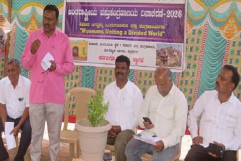ಚಿತ್ರದುರ್ಗದಲ್ಲಿ ಸೋಮವಾರ ಹಮ್ಮಿಕೊಂಡಿದ್ದ ಅಂತಾರಾಷ್ಟಿçÃಯ ವಸ್ತು ಸಂಗ್ರಹಾಲಯ ದಿನಾಚರಣೆಯಲ್ಲಿ ಡಾ.ಎಸ್.ರೇವಣಸಿದ್ದಪ್ಪ ಮಾತನಾಡಿದರು. ಜಿ.ಪ್ರಲ್ಹಾದ್, ಡಾ.ಬಿ.ಸುರೇಶ್, ಪ್ರೊ.ಬಿ.ಇ.ಜಗನ್ನಾಥ, ಡಿ.ಗೋಪಾಲಸ್ವಾಮಿ ನಾಯಕ ಇದ್ದರು.