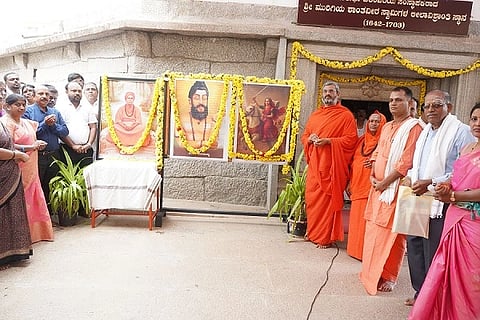 ಚಿತ್ರದುರ್ಗದಲ್ಲಿ ಸೋಮವಾರ ಶಿವಶರಣರಾದ ಶಂಕರದಾಸಿಮಯ್ಯ ಹಾಗೂ ನಾಗಲಾಂಬಿಕೆ ತಾಯಿ ಅವರ ಜಯಂತ್ಯುತ್ಸವದಲ್ಲಿ ಡಾ. ಬಸವಕುಮಾರ ಸ್ವಾಮೀಜಿ, ಬಸವ ಮುರುಘೇಂದ್ರ ಸ್ವಾಮೀಜಿ ಇತರರು ಇದ್ದರು.