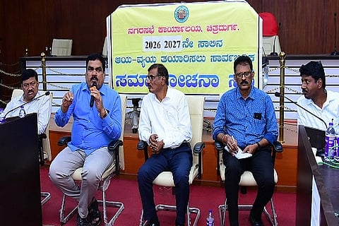 ಚಿತ್ರದುರ್ಗದಲ್ಲಿ ಗುರುವಾರ ನಡೆದ ನಗರಸಭೆಯಲ್ಲಿ ಆಯವ್ಯಯ ಸಿದ್ಧತಾ ಸಾರ್ವಜನಿಕ ಸಮಾಲೋಚನಾ ಸಭೆಯಲ್ಲಿ ನಗರಸಭೆ ಕಚೇರಿ ವ್ಯವಸ್ಥಾಪಕ ಟಿ. ಜಯಪ್ಪ, ಆರ್‌ಒ ಟಿ.ಪ್ರಕಾಶ್, ಎಇಇ ರಾಜು, ಲೆಕ್ಕ ಅಽÃಕ್ಷಕ ಮೆಹಬೂಬ್ ಅಲಿ, ಇಂಜಿನಿಯರ್ ಮುನಿಸ್ವಾಮಿ ಇದ್ದರು.