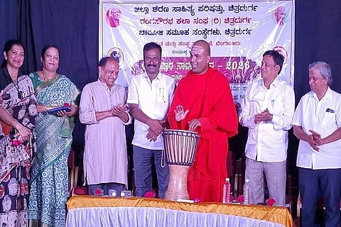ಚಿತ್ರದುರ್ಗದಲ್ಲಿ ಸೋಮವಾರ ಆಯೋಜಿಸಿದ್ದ ಶಿವ ಸಂಚಾರ ನಾಟಕೋತ್ಸವದಲ್ಲಿ ಡಾ.ಶ್ರೀ ಬಸವಕುಮಾರ ಸ್ವಾಮೀಜಿ, ಡಾ.ಕೆ.ಎಂ. ವೀರೇಶ್, ಡಾ.ಕೆ. ಕರಿಯಪ್ಪ ಮಾಳಿಗೆ, ಚಂದ್ರಶೇಖರ್ ತಾಳ್ಯ, ಕೆ.ಎಂ. ಶಿವಸ್ವಾಮಿ, ಅನಂತರೆಡ್ಡಿ, ರವಿಮಲ್ಲಾಪುರ, ಸುನೀತಾ ಮಲ್ಲಿಕಾರ್ಜುನ್ ಇತರರು ಇದ್ದರು.