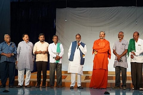 ಚಿತ್ರದುರ್ಗದಲ್ಲಿ ಸೋಮವಾರ ಸ್ವಾತಂತ್ರ÷್ಯದ ಓಟ ನಾಟಕ ಪ್ರದರ್ಶನದ ಉದ್ಘಾಟನಾ ಕರ‍್ಯಕ್ರಮದಲ್ಲಿ ಮಾಜಿ ಸಚಿವ ಎಚ್. ಆಂಜನೇಯ, ಡಾ. ಬಸವಕುಮಾರ ಸ್ವಾಮೀಜಿ, ಚಿಕ್ಕಪ್ಪನಹಳ್ಳಿ ಷಣ್ಮುಖ, ಮÊತ್ಯುಂಜಯಪ್ಪ, ಜಂಬುನಾಥ, ವಿನಾಯಕ ತೊಡರನಾಳ ಇತರರು ಇದ್ದರು.