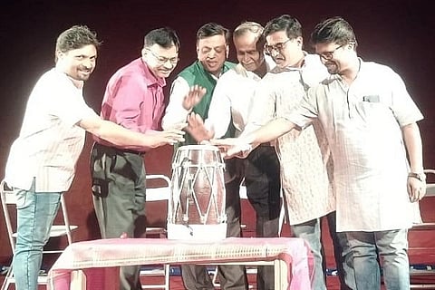 ಚಿತ್ರದುರ್ಗದಲ್ಲಿ ಶನಿವಾರ ನೀನಾಸಂ ತಿರುಗಾಟದ ನಾಟಕ ಅವತರಣಮ್ ಭ್ರಾಂತಾಲಯಮ್ ಪ್ರದರ್ಶನವನ್ನು ರಾಜ್ಯ ಶರಣ ಸಾಹಿತ್ಯ ಪರಿಷತ್ ಉಪಾಧ್ಯಕ್ಷ ಕೆ.ಎಂ.ವೀರೇಶ್ ಉದ್ಘಾಟಿಸಿದರು. ಡಾ.ಬಿ.ರಾಜಶೇಖರಪ್ಪ, ಡಾ.ಜಿ.ಎನ್.ಮಲ್ಲಿಕಾರ್ಜುನಪ್ಪ ಇತರರು ಇದ್ದರು.