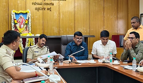 ನಾಯಕನಹಟ್ಟಿ ಜಾತ್ರೆ ಸಿದ್ಧತೆ, ಪ್ರಗತಿ ಪರಿಶೀಲನೆ ಸಭೆ ಚಿತ್ರದುರ್ಗದ ಡಿಸಿ ಕಚೇರಿಯಲ್ಲಿ ಗುರುವಾರ ಎಡಿಸಿ ಬಿ.ಟಿ.ಕುಮಾರಸ್ವಾಮಿ ಅಧ್ಯಕ್ಷತೆಯಲ್ಲಿ ಜರುಗಿತು. ಶಿವಕುಮಾರ್, ಕಾಂತರಾಜ್, ಗಂಗಾಧರ್, ವೆಂಕಟೇಶ್, ಭರತ್ ಎಂ. ಕಾಳಿಸಿಂಗೆ, ರೇಷ್ಮಾ ಹಾನಗಲ್ ಇತರರು ಇದ್ದರು.