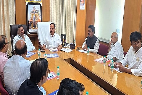 ಬೆAಗಳೂರಲ್ಲಿ ಗುರುವಾರ ನಡೆದ ಸಭೆಯಲ್ಲಿ ಸಚಿವರಾದ ಎಸ್.ಎಸ್.ಮಲ್ಲಿಕಾರ್ಜುನ್, ಡಿ.ಸುಧಾಕರ್, ಶಾಸಕರಾದ ಟಿ.ರಘುಮೂರ್ತಿ, ಎನ್.ವೈ.ಗೋಪಾಲಕೃಷ್ಣ, ಕೆ.ಸಿ.ವೀರೇಂದ್ರ ಪಪ್ಪಿ, ಡಿಸಿ ಟಿ.ವೆಂಕಟೇಶ್ ಇದ್ದರು.