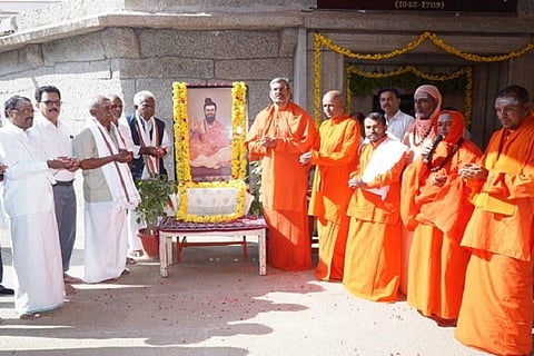 ಚಿತ್ರದುರ್ಗದಲ್ಲಿ ಗುರುವಾರ ಏರ್ಪಡಿಸಿದ್ದ ಅಲ್ಲಮಪ್ರಭುಗಳ ಜಯಂತಿ ಆಚರಣೆಯಲ್ಲಿ ಡಾ.ಶ್ರೀ ಬಸವಕುಮಾರ ಸ್ವಾಮೀಜಿ,ಶ್ರೀ ಬಸವ ಯಾದವಾನಂದ ಸ್ವಾಮೀಜಿ,ಶ್ರೀ ಮುರುಘೇಂದ್ರ ಸ್ವಾಮೀಜಿ,ಶ್ರೀ ತಿಪ್ಪೇರುದ್ರ ಸ್ವಾಮೀಜಿ,ಶ್ರೀ ಬಸವ ಮ ಹಾಂತ ಸ್ವಾಮೀಜಿ,ಶ್ರೀ ಪೂಣÁðನಂದ ಸ್ವಾಮೀಜಿ ಇತರರು ಇದ್ದರು.