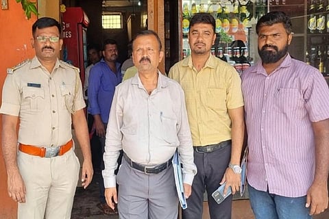 ಚಳ್ಳಕೆರೆ ನಗರದ ವಿವಿಧೆಡೆ ತಂಬಾಕು ಉತ್ಪನ್ನಗಳ ಮಾರಾಟ ಮಳಿಗೆಗಳಿಗೆ ಭೇಟಿ ನೀಡಿದ ಆರೋಗ್ಯ ಮತ್ತು ಅಬಕಾರಿ ಇಲಾಖೆ ಅಽಕಾರಿಗಳ ತಂಡ ಬಾರ್ ಮತ್ತು ರೆಸ್ಟೋರೆಂಟ್‌ಗಳಲ್ಲಿ ಕೋಟ್ಪಾ ೨೦೦೩ರ ಕಾಯ್ದೆ ಉಲ್ಲಂಘಿಸಿದವರ ವಿರುದ್ಧ ಕ್ರಮ ಜರುಗಿಸಿತು. 