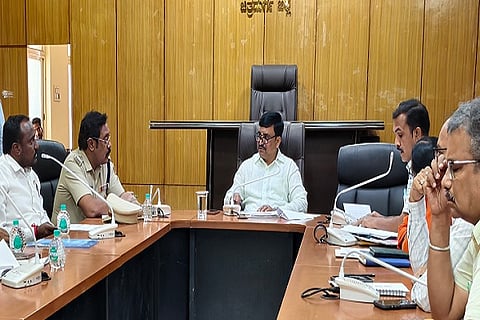 ಚಿತ್ರದುರ್ಗದಲ್ಲಿ ಸೋಮವಾರ ಆಯೋಜಿಸಿದ್ದ ಪ್ರಧಾನಮಂತ್ರಿ ಶ್ರಮಯೋಗಿ ಮಾನ್‌ಧನ್ ಯೋಜನೆ ಕುರಿತ ಸಭೆಯಲ್ಲಿ ಎಡಿಸಿ ಬಿ.ಟಿ. ಕುಮಾರಸ್ವಾಮಿ, ಡಾ.ಜಿ.ಪಿ. ರೇಣುಪ್ರಸಾದ್, ಅನಿಲ ಬಾಲಚಂದ್ರ ಬಗಟಿ, ಅರುಣ್ ನಾಗೇಗೌಡ ಇತರರು ಇದ್ದರು.