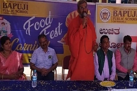  ಚಿತ್ರದುರ್ಗ ಬಾಪೂಜಿ ಸಮೂಹ ಶಿಕ್ಷಣ ಸಂಸ್ಥೆಯಲ್ಲಿ ಶನಿವಾರ ಏರ್ಪಡಿಸಿದ್ದ ಆರೋಗ್ಯ ತಪಾಸಣÉ ಶಿಬಿರ ಹಾಗೂ ನಡೆದ ಆಹಾರ ಮೇಳದ ಉದ್ಘಾಟನಾ ಕರ‍್ಯಕ್ರಮದಲ್ಲಿ ಡಾ.ಬಸವಕುಮಾರ ಸ್ವಾಮಿ, ಡಾ.ಕೆ.ಎಂ.ವೀರೇಶ್, ಪ್ರೊ.ಎಂ.ಆರ್.ಜಯಲಕ್ಷಿ÷್ಮÃ, ಡಾ.ರಾಜೇಶ್, ಕೆ.ಎಂ.ಚೇತನ್ ಇತರರು ಇದ್ದರು.