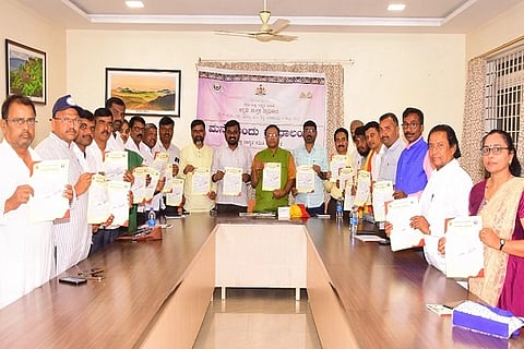 ಚಿತ್ರದುರ್ಗದಲ್ಲಿ ಏರ್ಪಡಿಸಿದ್ದ ಕರ‍್ಯಕ್ರಮದಲ್ಲಿ ಕನ್ನಡ ಪುಸ್ತಕ ಪ್ರಾಽಕಾರ ಅಧ್ಯಕ್ಷ ಡಾ.ಮಾನಸ ಅವರು ಜಿಲ್ಲಾ ಸಮಿತಿ ಸದಸ್ಯರಿಗೆ ಅ ರ್ಹತಾ ಪತ್ರ ವಿತರಿಸಿದರು.ಡಾ.ಬಿ.ಎಂ.ಗುರುನಾಥ,ವಿನಾಯಕ ತೋಡರನಾಳ್,ಕಣಮೇಶ್, ಕೆ.ಸಿ.ರುದ್ರಶ್,ಮಂಜುನಾಥ್ ಕಕ್ಕೇರು ಇ ತರರು ಇದ್ದರು.