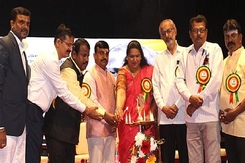 ಚಿತ್ರದುರ್ಗದಲ್ಲಿ ಗುರುವಾರ ಆಯೋಜಿಸಿದ್ದ ಮಾಜಿ ಮುಖ್ಯಮಂತ್ರಿ ಡಿ.ದೇವರಾಜ ಅರಸು ಅವರ ಜನ್ಮ ದಿನಾಚರಣೆಯಲ್ಲಿ ಬಿ.ಟಿ. ಕುಮಾರಸ್ವಾಮಿ, ಎಂ.ಕೆ. ತಾಜ್‌ಪೀರ್, ಎಸ್.ಲಕ್ಷಿ÷್ಮÃಕಾಂತ್, ಆರ್.ಎ. ಚೇತನ್‌ರಾಮ್, ಶಿದ್ರಾಮಮಾರಿಹಾಳ, ಪುಷ್ಪಲತಾ ಭಾವಿಮಠ, ಶ್ರೀನಿವಾಸ್ ಮತ್ತಿತರರು ಇದ್ದರು.