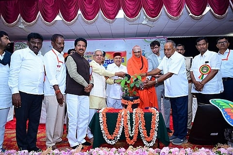 ಹಿರಿಯೂರು ತಾಲೂಕು ಹೊಸಯಳನಾಡು ಕೆಪಿಎಸ್ ಶಾಲೆಯಲ್ಲಿ ಗುರುವಾರ ನೂತನ ತರಗತಿ ಕೊಠಡಿಗಳನ್ನು ರಾಜ್ಯಪಾಲಥಾವ ರ್‌ಚಂದ್ ಗೆಹಲೋತ್ ಉದ್ಘಾಟಿಸಿದರು. ಶ್ರೀ ಜಗದ್ಗುರು ಶಿವರಾತ್ರಿ ದೇಶೀಕೇಂದ್ರ ಸ್ವಾಮೀಜಿ,ಸಚಿವ ಟಿ.ರಘುಮೂರ್ತಿ,ಸಂಸದ ಗೋ ವಿಂದ ಎಂ.ಕಾರಜೋಳ,ಎಂಎಲ್‌ಸಿಗಳಾದ ಕೆ.ಎಸ್.ನವೀನ್,ಚಿದಾನಂದಗೌಡ,ಸಿಇಒ ಡಾ.ಎಸ್.ಆಕಾಶ್,ಎಸ್‌ಪಿ ರಂಜಿತ್‌ಕುಮಾರ್ ಬಂಡಾರು,ರಾಜ್ಯಸ-Áಯಿ ಕರ್ಮಚಾರಿಗಳ ಆಯೋಗದ ಅಧ್ಯಕ್ಷ ಪಿ.ರಘು ಮತ್ತಿತರರು ಇದ್ದರು.
