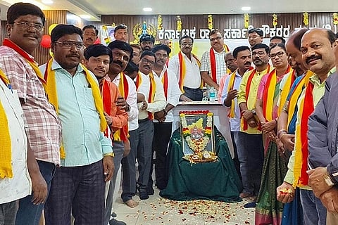 ರಾಜ್ಯಸರ್ಕಾರಿ ನೌಕರರ ಸಂಘದ ಜಿಲ್ಲಾ ಘಟಕದಿಂದ ಶುಕ್ರವಾರ ಏರ್ಪಡಿಸಿದ್ದ ಕನ್ನಡ ರಾಜ್ಯೋತ್ಸವ ಮತ್ತು ಪದಗ್ರಹಣ ಸಮಾರಂಭ ದಲ್ಲಿ ಸಂಘದ ಜಿಲ್ಲಾಧ್ಯಕ್ಷ ಮಾಲತೇಶ್ ಮುದ್ದಜ್ಜಿ, ಆರ್.ಶ್ರೀನಿವಾಸ, ಎ.ಮಲ್ಲಿಕಾರ್ಜುನ, ಎಸ್.ರಾಜಪ್ಪ, ರಮೇಶ್, ಡಾ.ಚಂದ್ರಕಾAತ ಎಸ್.ನಾಗಸಮುದ್ರ, ಬಿ.ವಿ.ತುಕಾರಾಂರಾವ್, ಕೆ.ಪ್ರಕಾಶ್, ರುದ್ರಮುನಿ ಎಚ್.ಪೂಜಾರ್, ವಿಶ್ವನಾಥ್, ಕೆ.ಟಿ.ತಿಮ್ಮಾರೆಡ್ಡಿ, ಬಾಗೇಶ್ ಉಗ್ರಾಣ ಇತರರು ಇದ್ದರು. 