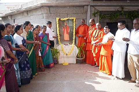  ಚಿತ್ರದುರ್ಗದ ಮುರುಘಾಮಠದಲ್ಲಿ ಶನಿವಾರ ಆಯೋಜಿಸಿದ್ದ ಮುಳುಗುಂದದ ಬಾಲಲೀಲಾ ಮಹಾಂತ ಶಿವಯೋಗಿಗಳ ಜಯಂತ್ಯುತ್ಸವದಲ್ಲಿ ಡಾ. ಬಸವಕುಮಾರ ಸ್ವಾಮೀಜಿ, ಡಾ. ಬಸವಪ್ರಭು ಸ್ವಾಮೀಜಿ, ಡಾ. ರೇವಣಸಿದ್ದಪ್ಪ ಹೆಗಡಾಳ, ಶ್ರೀ ಬಸವ ಮಹಾಂತ ಸ್ವಾಮೀಜಿ, ನಾಗರಾಜಸಂಗA, ಕವಿ ಗಂಗಾಧರಪ್ಪ ಇತರರು ಇದ್ದರು.