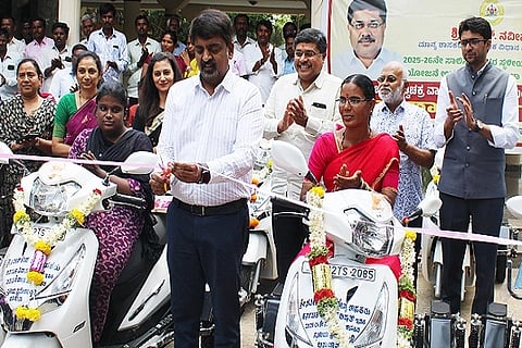  ಚಿತ್ರದುರ್ಗದಲ್ಲಿ ಗುರುವಾರ ಅಂಗವಿಕಲ ಮಹಿಳಾ ಫಲಾನುಭವಿಗಳಿಗೆ ಮೋಟಾರು ದ್ವಿಚಕ್ರ ವಾಹನಗಳ ವಿತರಣೆ ಕಾರ್ಯಕ್ರಮದಲ್ಲಿ ಎಂಎಲ್‌ಸಿಗಳಾದ ಕೆ.ಎಸ್. ನವೀನ್, ಡಿ.ಎಸ್. ಅರುಣ್, ವೈ.ಎಂ. ಸತೀಶ್, ಡಾ.ಎಸ್. ಆಕಾಶ್, ಸಿ.ಎಸ್. ಗಾಯತ್ರಿ, ಜೆ. ವೈಶಾಲಿ, ಅರುಣಾ ಸಂಪಿಗೆ ಇತರರು ಇದ್ದರು.