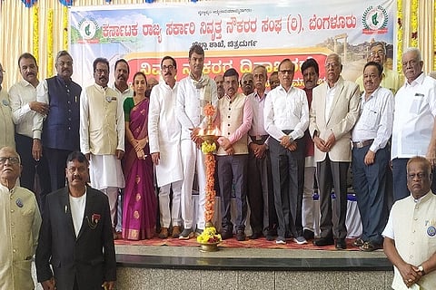  ಚಿತ್ರದುರ್ಗದಲ್ಲಿ ಶನಿವಾರ ಆಯೋಜಿಸಿದ್ದ ರಾಜ್ಯ ಸರ್ಕಾರಿ ನಿವೃತ್ತ ನೌಕರರ ದಿನಾಚರಣೆಯನ್ನು ರಾಜ್ಯ ಆದಿಜಾಂಬವ ಅಭಿವೃದ್ಧಿ ನಿಗ ಮದ ಅಧ್ಯಕ್ಷ ಜಿ.ಎಸ್. ಮಂಜುನಾಥ್ ಉದ್ಘಾಟಿಸಿದರು. ಬಿ.ಪಿ. ಪ್ರೇಮನಾಥ್, ಡಾ.ಜಿ.ಎನ್. ಮಲ್ಲಿಕಾರ್ಜುನಪ್ಪ, ಎಸ್.ಕೆ.ನಾಗೇಂದ್ರ, ಜೆ. ವೈಶಾಲಿ, ಅಧ್ಯಕ್ಷ ಆರ್. ಮಂಜುನಾಥ, ಕೆ. ಮಲ್ಲೇಶಪ್ಪ, ಎಂ.ಕೆ. ರವೀಂದ್ರ ಇತರರು ಇದ್ದರು.