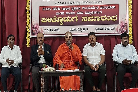 ಚಿತ್ರದುರ್ಗ ಎಸ್‌ಜೆಎಂ ಕಲಾ, ವಿe್ಞÁನ ಮತ್ತು ವಾಣಿಜ್ಯ ಮಹಾವಿದ್ಯಾಲಯದಲ್ಲಿ ಶುಕ್ರವಾರ ಆಯೋಜಿಸಿದ್ದ ಶೈP್ಷÀಣಿಕ ಚಟುವಟಿಕೆಗಳ ಸಮಾರೋಪ ಹಾಗೂ ಅಂತಿಮ ಪದವಿ ವಿದ್ಯಾರ್ಥಿಗಳಿಗೆ ಬೀಳ್ಕೊಡುಗೆ ಸಮಾರಂಭದಲ್ಲಿ ಡಾ. ಶ್ರೀ ಬಸವಪ್ರಭು ಸ್ವಾಮೀಜಿ, ಎಂ. ಶಂಷೀರ್, ಡಾ.ಎಸ್.ಎಚ್.ಪಂಚಾP್ಷÀರಿ, ಪ್ರೊ.ಎಸ್. ಆನಂದ್, ಡಾ. ಹರ್ಷವರ್ಧನ್ ಇತರರು ಇದ್ದರು.