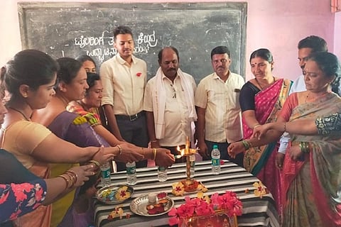 ಚಿತ್ರದುರ್ಗ ತಾಲೂಕು ತಣಿಗೆಹಳ್ಳಿಯಲ್ಲಿ ಇತ್ತೀಚೆಗೆ ಏರ್ಪಡಿಸಿದ್ದ ವೇದಾಂತ್ ಐಒಕೆ ಹೊಲಿಗೆ ತರಬೇತಿ ಕೇಂದ್ರದ ಉದ್ಘಾಟನಾ ಕಾರ್ಯಕ್ರಮದಲ್ಲಿ ಗ್ರಾಪಂ ಸದಸ್ಯ ಗೋವಿಂದ ನಾಯಕ್, ವೇದಾಂತ ಐಒಕೆ ಸಿಇಒ ಶ್ರೀ ಶೈಲಗೌಡ ಇತರರು ಇದ್ದರು.