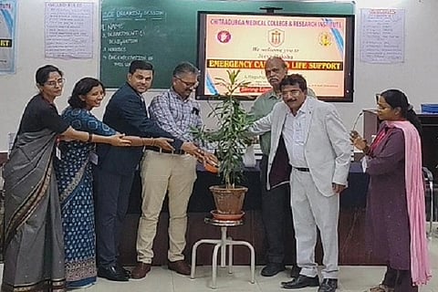 ಚಿತ್ರದುರ್ಗದ ಸರ್ಕಾರಿ ಮೆಡಿಕಲ್ ಕಾಲೇಜಿನಲ್ಲಿ ಏರ್ಪಡಿಸಿದ್ದ ಸಮಗ್ರ ತುರ್ತು ಆರೈಕೆ ಮತ್ತು ಜೀವ ಬೆಂಬಲ ತರಬೇತಿ ಉದ್ಘಾಟ ನಾ ಕರ‍್ಯಕ್ರಮದಲ್ಲಿ ಡಾ.ಎಸ್.ಪಿ.ರವೀಂದ್ರ, ಡಾ.ಬಿ.ವೈ.ಯುವರಾಜ್, ಡಾ.ರಾಜೇಶ್, ಡಾ.ಪಾಲಾಕ್ಷಪ್ಪ, ಡಾ.ನಳಿನಾ, ಡಾ.ಲಾವಣ್ಯ ಇದ್ದರು.