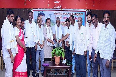  ಚಿತ್ರದುರ್ಗದಲ್ಲಿ ಭಾನುವಾರ ಆಯೋಜಿಸಿದ್ದ ಡಾ.ಜೆ. ಕರಿಯಪ್ಪ ಮಾಳಿಗೆ ನಡೆ-ನುಡಿ ಕಾರ್ಯಕ್ರಮವನ್ನು ನಟರಾಜ್ ಬೂದಾಳು ಉದ್ಘಾಟಿಸಿದರು. ಲೋಕೇಶ್ ಅಗಸನಕಟ್ಟೆ, ತಾರಿಣಿ ಶುಭದಾಯಿನಿ, ಚಂದ್ರಶೇಖರ್ ತಾಳ್ಯ, ಗಂಗಾಧರ್, ಅರುಣ್‌ಕುಮಾರ್, ಉಜ್ಜಿನಪ್ಪ, ಯೋಗೇಶ್, ಗೌನಹಳ್ಳಿ ಗೋವಿಂದಪ್ಪ, ವೀರೇಶ ವಿ. ಅಪ್ಪು ಇತರರಿದ್ದರು.
