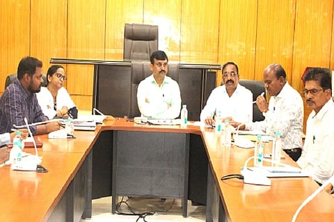 ನೀಟ್ ಪರೀಕ್ಷೆ ಸಿದ್ಧತೆ ಕುರಿತು ಚಿತ್ರದುರ್ಗದಲ್ಲಿ ಮಂಗಳವಾರ ನಡೆದ ಸಭೆಯಲ್ಲಿ ಬಿ.ಟಿ.ಕುಮಾರಸ್ವಾಮಿ ಮಾತನಾಡಿದರು. ನಾಗಭೂಷಣ್, ಮಂಜುನಾಥ್, ವೆಂಕಟೇಶ್ ನಾಯ್ಕï, ರೇಷ್ಮಾ ಹಾನಗಲï, ಸಿದ್ರಾಮ ಮಾರಿಹಾಳ, ಮಲ್ಲಿಕಾರ್ಜುನ, ಎಚ್. ದಿವಾಕರ್, ಇತರರು ಇದ್ದರು.