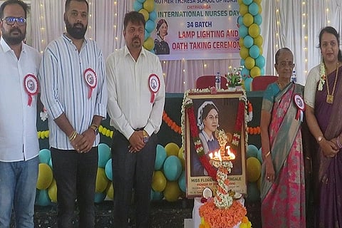 ಚಿತ್ರದುರ್ಗದ ಮಹಾರಾಣಿ ಕಾಲೇಜಿನಲ್ಲಿ ಮಂಗಳವಾರ ವಿಶ್ವ ಶುಶ್ರೂಷಕರ ದಿನ ಆಚರಿಸಲಾಯಿತು. ಎಸ್. ಸಂದೀಪ್, ಡಾ.ಎಚ್.ಟಿ. ತೇಜಸ್ವಿ, ಆರ್. ಮಂಜುಳಾ, ಎಸ್. ಸಾಗರ್, ಮಹಾಂತೇಶ್, ವಿ.ಎಸ್. ಪೋತದಾರ್ ಇತರರಿದ್ದರು.