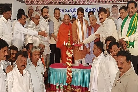  ಚಿತ್ರದುರ್ಗದಲ್ಲಿ ಶುಕ್ರವಾರ ಆಯೋಜಿಸಿದ್ದ ಜಿಲ್ಲಾ ಒಕ್ಕಲಿಗರ ಸಂಘದ ಸಮುದಾಯ ಭವನದ ಡೈನಿಂಗ್ ಹಾಲ್ ಉದ್ಘಾಟನೆ ಹಾಗೂ ಪ್ರತಿಭಾವಂತ ವಿದ್ಯಾರ್ಥಿಗಳ ಪ್ರತಿಭಾ ಪುರಸ್ಕಾರ ಸಮಾರಂಭದಲ್ಲಿ ಪ್ರಸನ್ನನಾಥ ಸ್ವಾಮೀಜಿ, ಸಂಸದ ಗೋವಿಂದ ಎಂ.ಕಾರಜೋಳ, ಪ್ರತಿಪಕ್ಷ ನಾಯಕ ಆರ್.ಅಶೋಕ್, ಜೆ.ರಾಜು, ಆರ್.ಮಂಜುನಾಥ್, ರವೀಂದ್ರಪ್ಪ ಇತರರಿದ್ದರು.