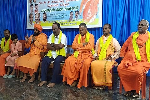  ಈಡಿಗ ಸಮುದಾಯದ ಹಲವು ಬೇಡಿಕೆಗಳ ಈಡೇರಿಕೆಗೆ ಒತ್ತಾಯಿಸಿ ಪ್ರಣವಾನಂದ ಸ್ವಾಮೀಜಿ ಅವರ ನೇತೃತ್ವದಲ್ಲಿ ಹಮ್ಮಿಕೊಂಡಿರುವ ಪಾದಯಾತ್ರೆ ಚಿತ್ರದುರ್ಗಕ್ಕೆ ಶುಕ್ರವಾರ ಆಗಮಿಸಿದ ಸಂದರ್ಭದಲ್ಲಿ ಏರ್ಪಡಿಸಿದ್ದ ಸಭೆಯಲ್ಲಿ ಶ್ರೀಗಳು, ಬಸವಮೂರ್ತಿ ಕುಂಬಾರ ಗುಂಡಯ್ಯ ಸ್ವಾಮೀಜಿ, ಶಿವಮೂರ್ತಿ ಸ್ವಾಮೀಜಿ, ಶಾಸಕ ಗುರುಮೆ ಸುರೇಶ್‌ಶೆಟ್ಟಿ, ಸಿ.ತಿಪ್ಪೇಸ್ವಾಮಿ ಇದ್ದರು.