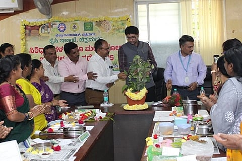 ಚಿತ್ರದುರ್ಗದಲ್ಲಿ ಮಂಗಳವಾರ ಏರ್ಪಡಿಸಿದ್ದ ಸಿರಿಧಾನ್ಯಗಳ ಜಿಲ್ಲಾಮಟ್ಟದ ಪಾಕಸ್ಪರ್ಧೆಯನ್ನು ಜಿಪಂ ಸಿಇಒ ಡಾ.ಎಸ್.ಆಕಾಶ್ ಉದ್ಘಾಟಿಸಿದರು. ಮಂಜುನಾಥ್, ಶಿವಕುಮಾರ್, ಪ್ರವೀಣ್, ರಾಘವೇಂದ್ರ, ಸರಸ್ವತಿ ಇತರರು ಇದ್ದರು.