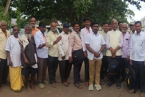 ಜಮೀನು ಮಂಜೂರು ಸೇರಿ ನಾನಾ ಬೇಡಿಕೆಗಳ ಈಡೇರಿಕೆಗೆ ಆಗ್ರಹಿಸಿ ಪಾರಂಪರಿಕ ವೈದ್ಯರು ಚಿತ್ರದುರ್ಗದಲ್ಲಿ ಪ್ರತಿಭಟನೆ ನಡೆಸಿದರು. ಶರಣಪ್ಪ ಬಳ್ಳಾರಿ, ತಿಪ್ಪಣ್ಣಸಾಲಿಖಾನಿ ಹಾವೇರಿ, ಚ್.ಡಿ. ಪೂಜಾರ್, ವಿಜಯ ಕುಮಾರ್, ಕುಮಾರಸ್ವಾಮಿ, ಡಿ.ಟಿ. ರವಿಕುಮಾರ್ ಇತರರು ಇದ್ದರು.