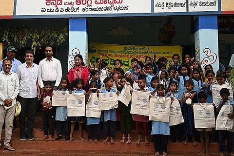  ವಿಶ್ವ ಪರಿಸರ ದಿನಾಚರಣೆ ಅಂಗವಾಗಿ ಚಿತ್ರದುರ್ಗದಲ್ಲಿ ಮಂಗಳವಾರ ಏರ್ಪಡಿಸಿದ್ದ ಕರ‍್ಯಕ್ರಮದಲ್ಲಿ ವಿದ್ಯಾರ್ಥಿಗಳಿಗೆ ಬಟ್ಟೆ ಕೈ ಚೀ ಲಗಳನ್ನು ವಿತರಿಸಲಾಯಿತು. ಪರಿಸರ ಅಽಕಾರಿ ಪಲ್ಲವಿ,ಪಿ.ರಾಜೇಶ್, ನಾಗರಾಜ್‌ಬೇದ್ರೆ,ಗೌಸ್‌ಫಯಾಜ್,ಅನುಸೂಯಮ್ಮ, ತಿಪ್ಪೇಸ್ವಾ ಮಿ,ಪ್ರಸಾದ್,ಅಕ್ಕಮಹಾದೇವಿ,ಪ್ರಸನ್ನ,ಅಜಿತ್ ಇತರರು ಇದ್ದರು.